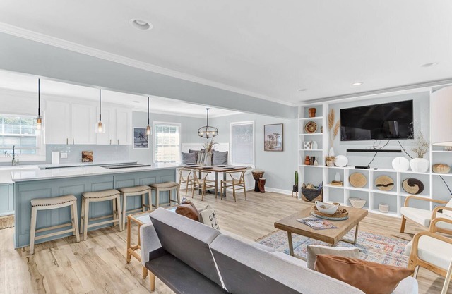 Spacious & Cozy 4 bedroom getaway in great area