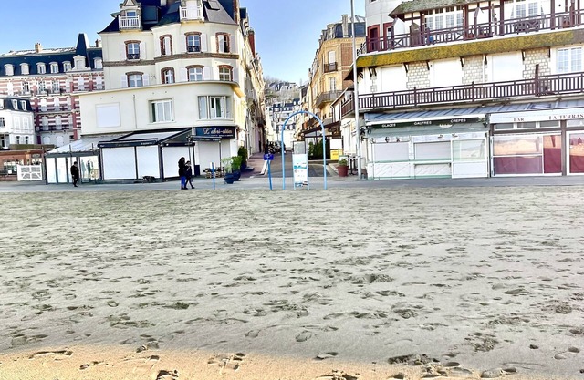 Trouville center by the water !!!