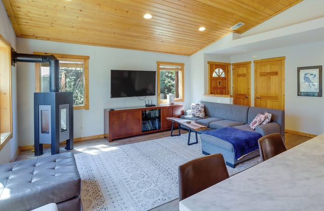 Truckee Retreat w/ Fireplace & Community Amenities
