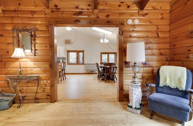 Heated, Private Pool Cabin Retreat & hot tub