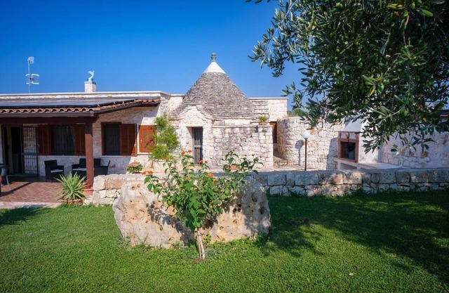 TRULLO EN VILLA CON PISCINA, JARDIN CON OLIVOS, WI-FI, BARBACOA