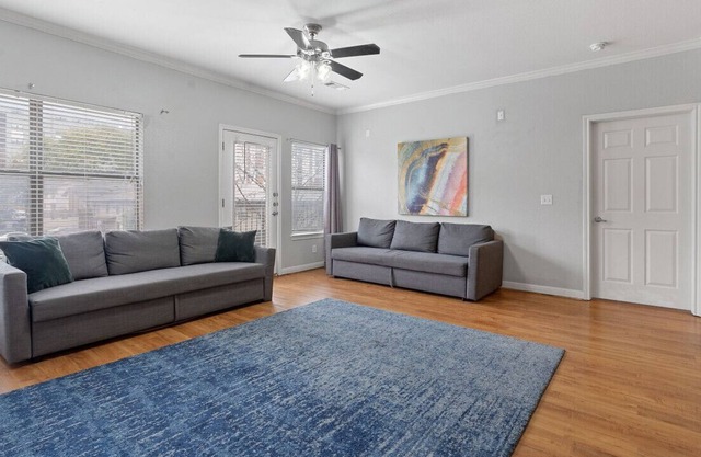 TSC 300 Luckey · ATX 2 Bedroom w/ Pool, GREAT location!