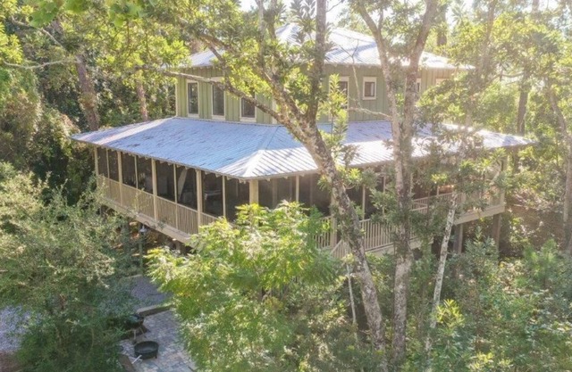 Tucked Away Treehouse 4 bed/2 bath sleeps 11 Short walk to Beach,3nt min may