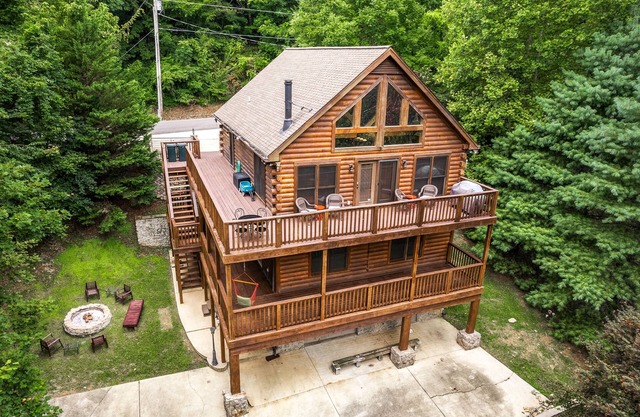 Gorgeous Log Getaway ubicado en Cove Hollow