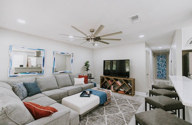 Twin Oaks - close to beach & downtown Ocean Springs!