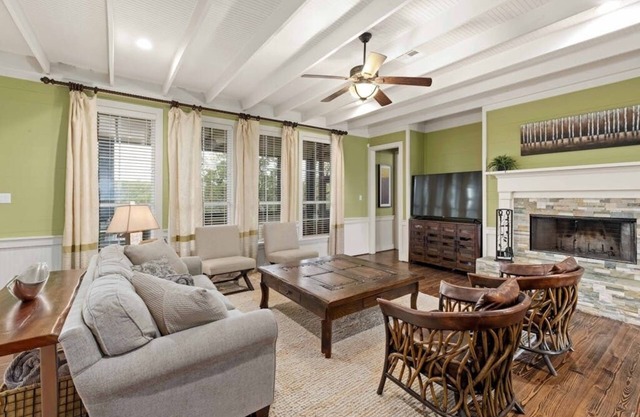 Twin Oaks Estate - Enormous 3 Home Estate w/Heated Pool & Pickleball Court