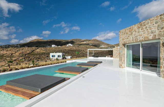 Twin Villas,Luxury Designed,Fantastic Location,Close to Beach!Up to 26 persons