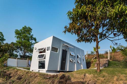 Twist, Tiny home on the Cliff