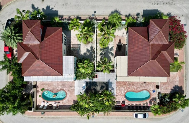 Two attached Villas 14 bedrooms, 12 bathrooms for a total of 28 guests !!!