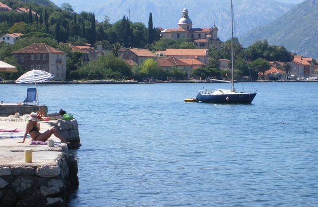 APARTAMENTO DE DOS CAMAS CON PISCINA EN PRCANJ, KOTOR, IMPRESIONANTES VISTAS, A MINUTOS DEL FRENTE AL MAR