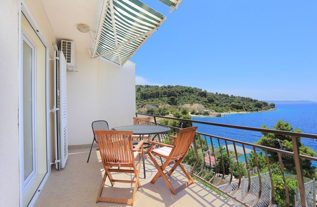 Apartamento para dos personas en la playa Okrug Donji, Ciovo (A-16657-a)