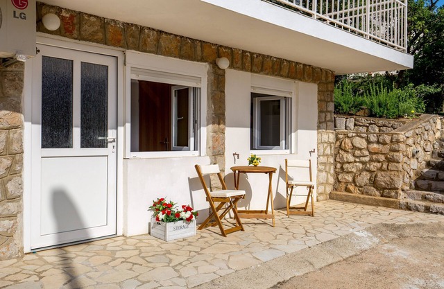 Apartamento para dos personas con una terraza Klenovica, Novi Vinodolski (A-5575-c)