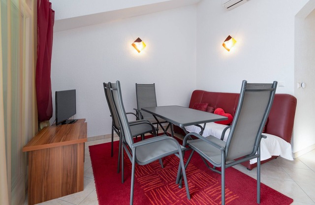 Apartamento para dos personas con terraza y vista al mar Klenovica, Novi Vinodolski (A-20556-b)