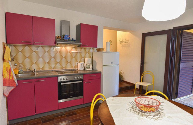 Apartamento para dos personas con una terraza Klenovica, Novi Vinodolski (A-23926-a)