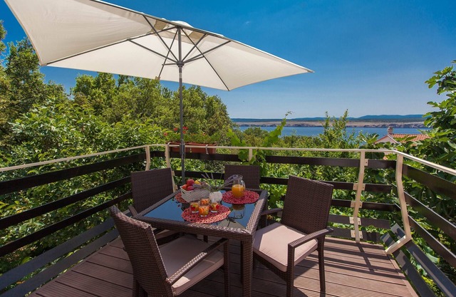 Apartamento para dos personas con terraza y vista al mar Jadranovo, Crikvenica (A-2377-c)