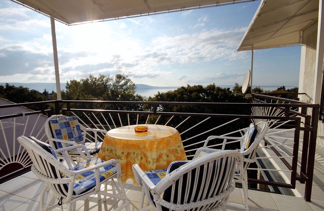 Apartamento para dos personas con terraza y vista al mar Klenovica, Novi Vinodolski (A-5580-b)
