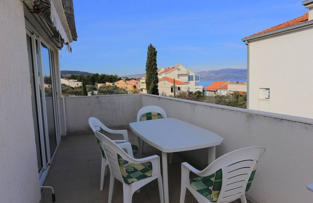 Apartamento para dos personas con terraza y vista al mar Slatine, Ciovo (A-16345-a)