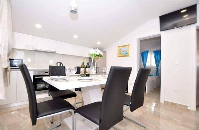 Apartamento para dos personas con terraza y vista al mar Slatine, Ciovo (A-17234-a)