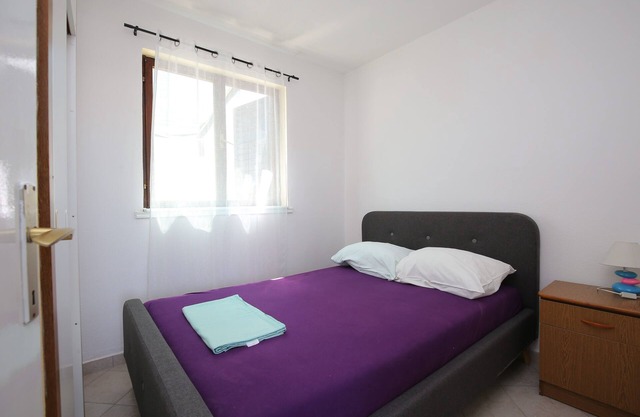 Apartamento para dos personas con terraza y vista al mar Slatine, Ciovo (A-16131-a)