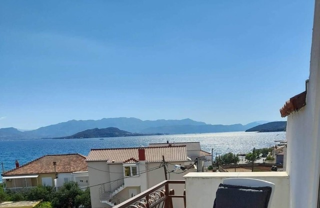 Apartamento para dos personas con balcón y vista al mar Slatine, Ciovo (A-24266-b)