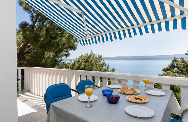 Apartamento para dos personas en la playa Mimice, Omis (A-2736-a)