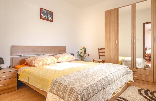 Apartamento para dos personas con terraza y vista al mar Njivice, Krk (A-5362-b)