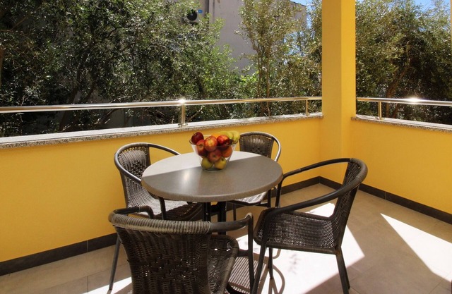 Apartamento para dos personas con una terraza Baska, Krk (A-18716-a)