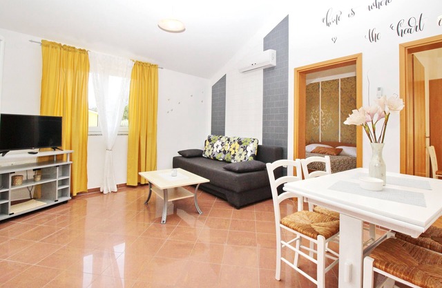Apartamento para dos personas con balcón y vista al mar Baska, Krk (A-18794-b)