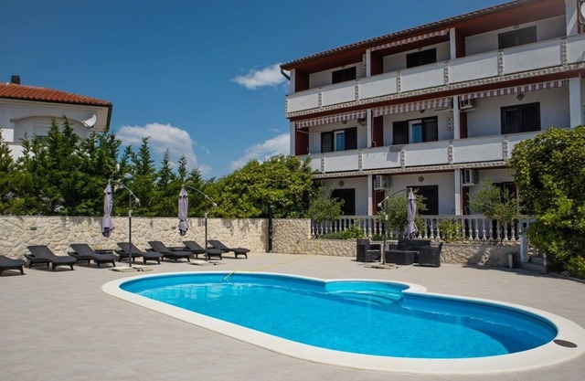 Apartamento para dos personas con un balcon Lopar, Rab (A-22978-b)