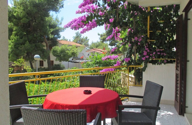 Apartamento para dos personas con terraza y vista al mar Ivan Dolac, Hvar (A-4584-a)