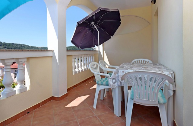 Apartamento para dos personas con una terraza Lopar, Rab (A-14804-d)