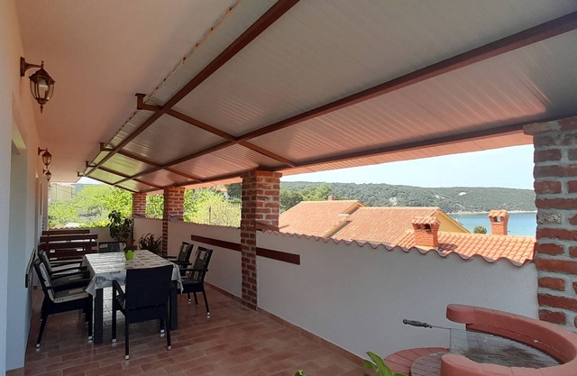 Apartamento para dos personas con terraza y vista al mar Kampor, Rab (A-5056-a)