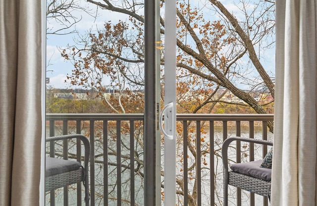 Two Bedroom Condo along the River in Downtown Nashville