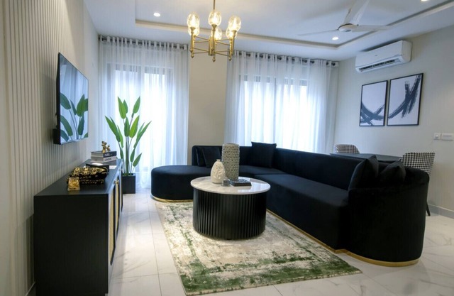 Two Bedroom Luxury Apartment - Cityscape Comfort Retreat