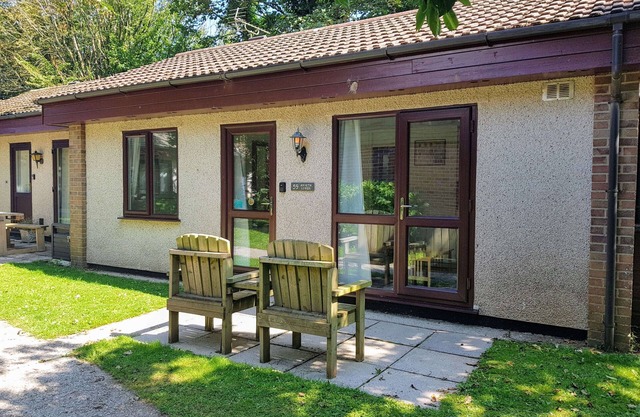 Two bedroomed holiday bungalow, set within the leafy grounds of Tolroy Manor