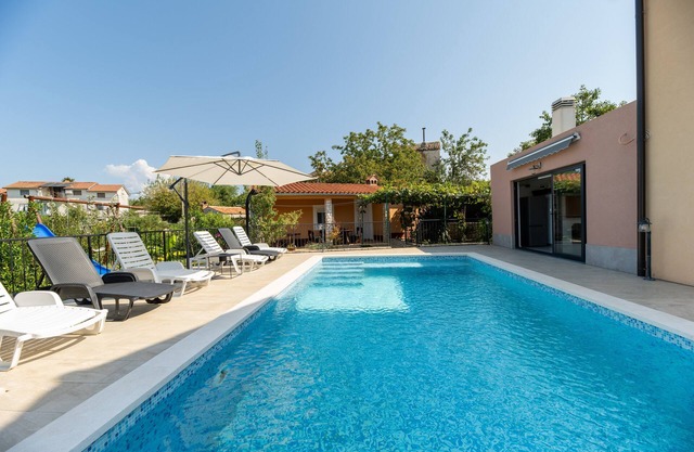 Two Charming 3-bedroom cottage with Private pool and outside kitchen with grill.