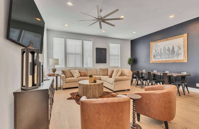 *Two Huge Brand New Homes*Downtown View*21+ BEDS*