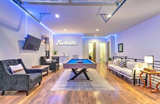 Two Luxe Homes - Great for large groups! 26 beds!