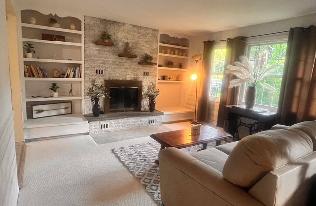 Two-mile Getaway. 3 bedroom house in quiet neighborhood in the country