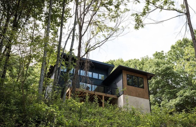 Two Modern Tiny Homes 4 miles to DT w/ Hot Tub