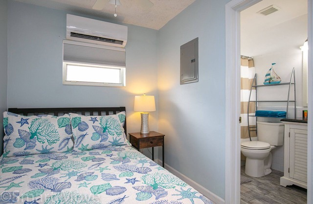Two palms is a cozy 1 bedroom close to 17th street.