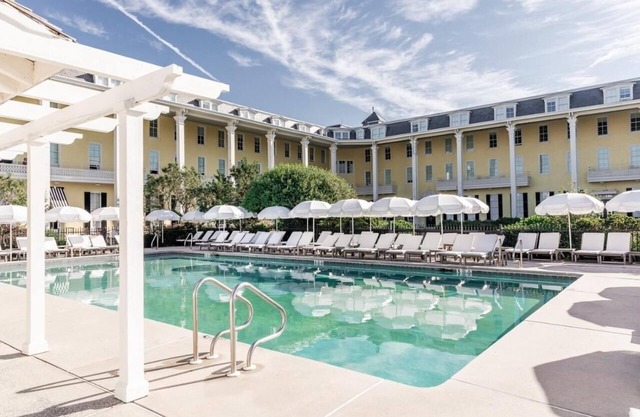 Relax in Newly Renovated Room with Access to Pool, Spa, Bikes and Surreys