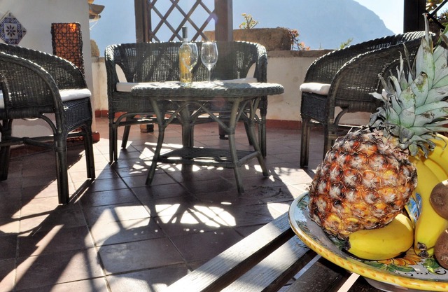 Apartamento de dos habitaciones rodeado de vegetación, vista al mar, wi-fi gratuito.