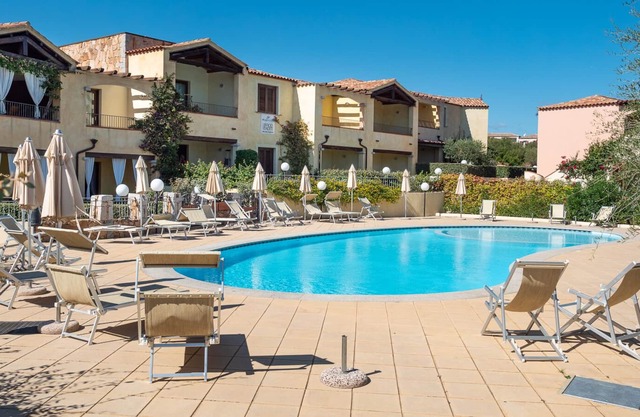 Dos habitaciones que dan a la piscina en un entorno elegante, a sólo 2 km del mar