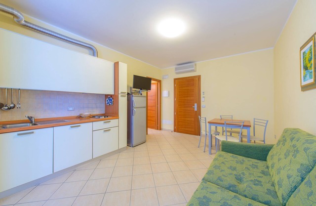 SUITE DE DOS HABITACIONES N. 5, A 20 METROS DEL MAR, AMUEBLADO CON APARCAMIENTO PRIVADO.
