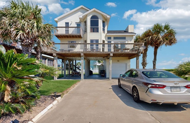 Two-story Gulf view retreat with furnished deck, washer/dryer, central AC