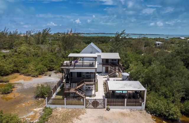 Two story house with king size bed in beautiful Caye Caulker