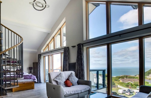 Una joya arquitectónica moderna, diseñada para encapsular las impresionantes vistas al mar desde tantas habitaciones como