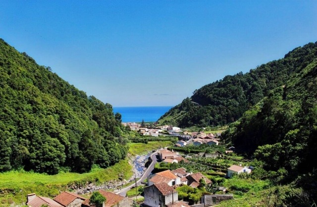 Typical Azorean house, very nice location, up to 5 people.