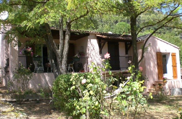 Casa tipica con gran jardin y piscina